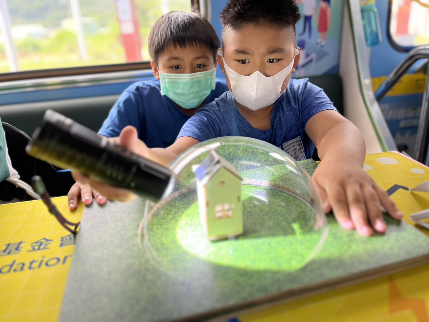 PA真人參與基礎科學主題車廂，以STEAM教學精神，設計「逐日科學家」、「太陽能工程師」以及「淨零建築師」三大能源科普課程和實驗